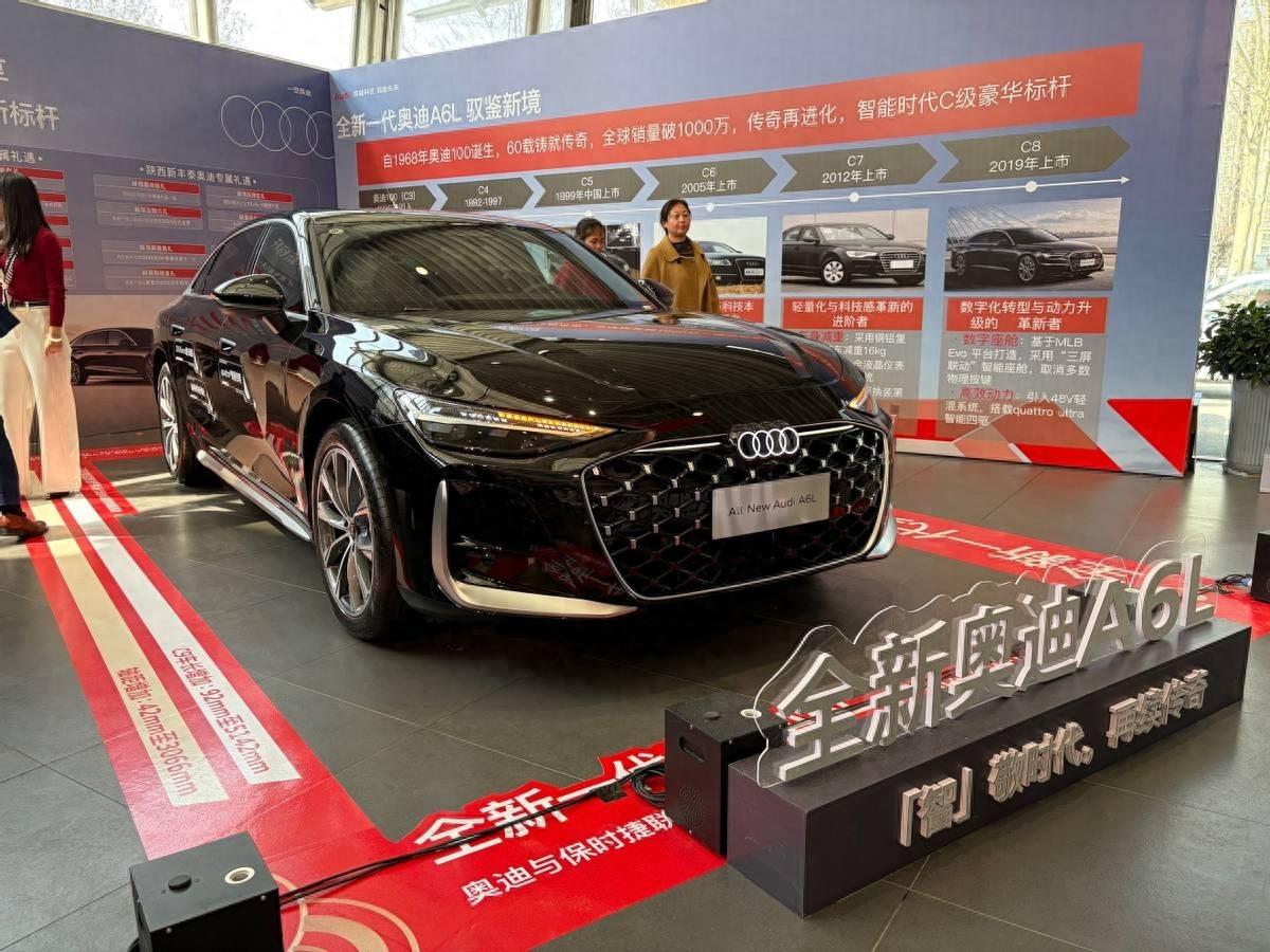 都2025年了，奥迪还在西安大张旗鼓地发布一台燃油车。
起价32.29万。
顶配