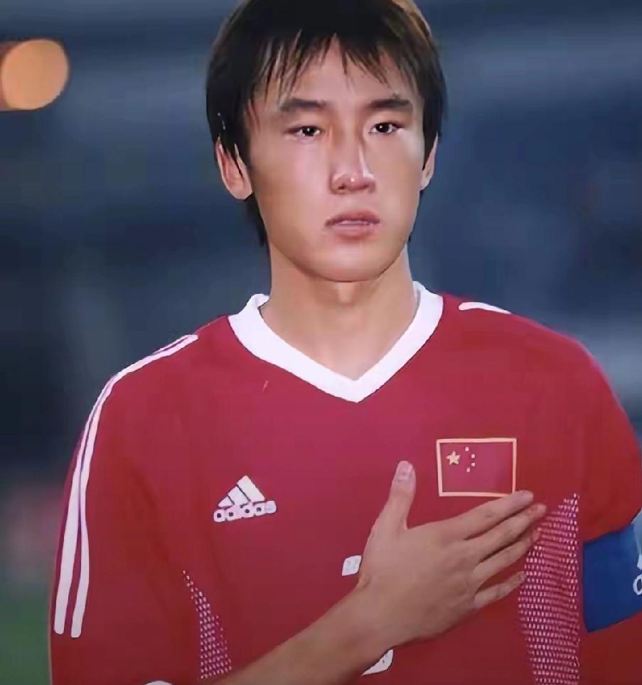 曾经徐根宝手下的爱将杜威，一度是中国足球的未来之星。19岁入选国家队，20岁就站