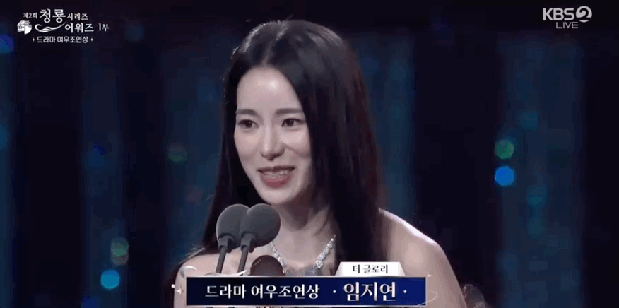 #新浪娱乐[超话]##妍珍又得奖了# 这一次获得的是一个最佳女配角的奖，妍珍绝对