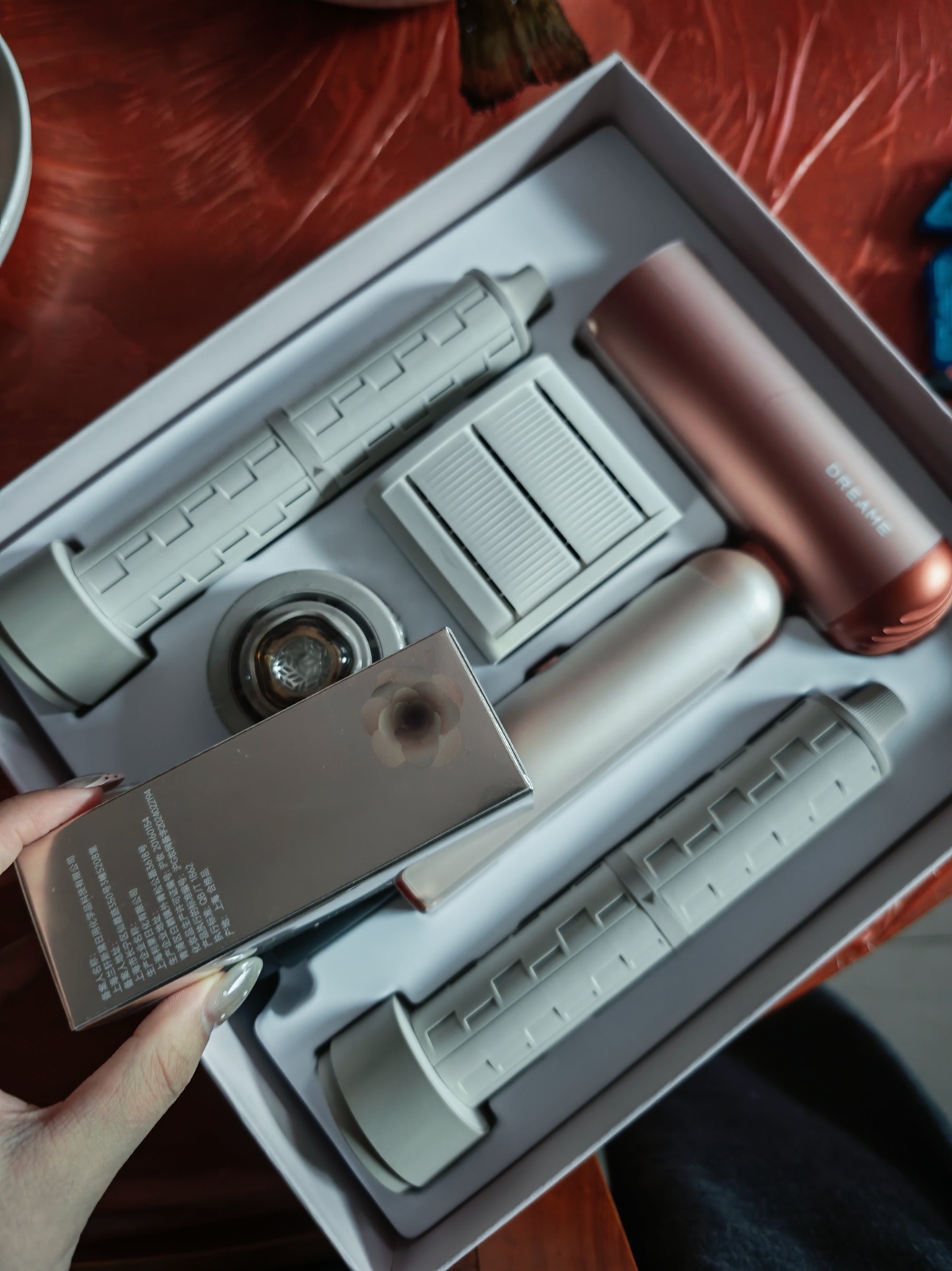 今儿俺这儿是大年，明儿除夕，太开心……在 假期总能收到追觅带来的惊喜，吹风机颜值