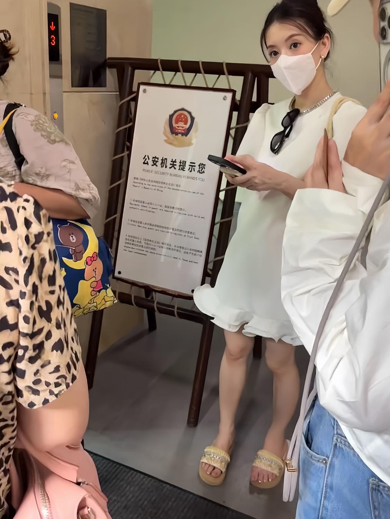 近日，有位网友偶遇郭富城的老婆，方媛怀三胎现身云南的画面。

方媛扎着丸子头，身
