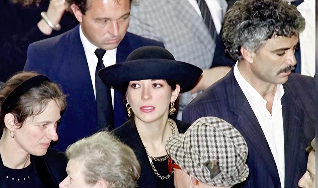 越挖越惊心！爱泼斯坦的前女友为了不坐牢，竟然表示可以出来作证。
 
然而一边是司