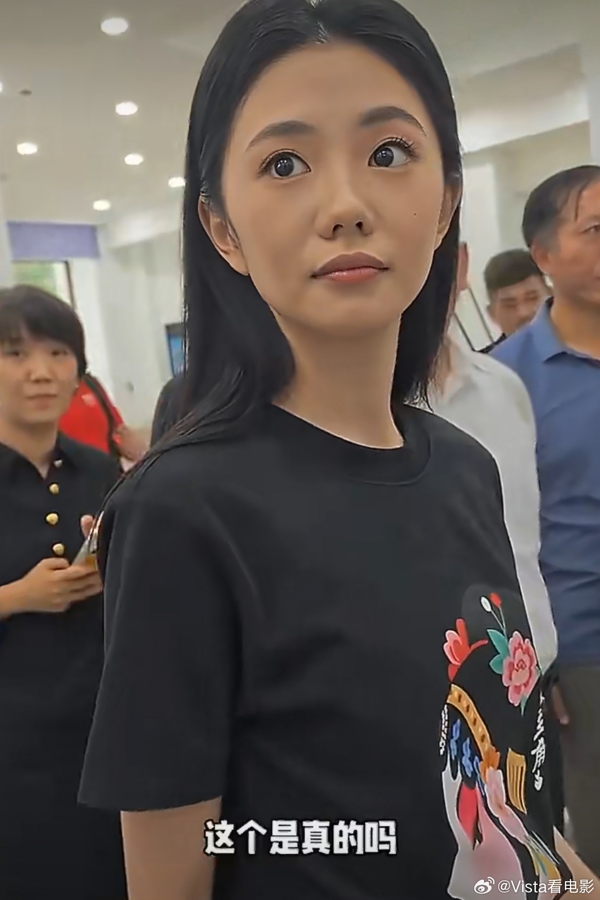 给刘浩存都听笑了有人说刘浩存为了练眼神不看手机，刘浩存直接辟谣“我看手机”刘浩存