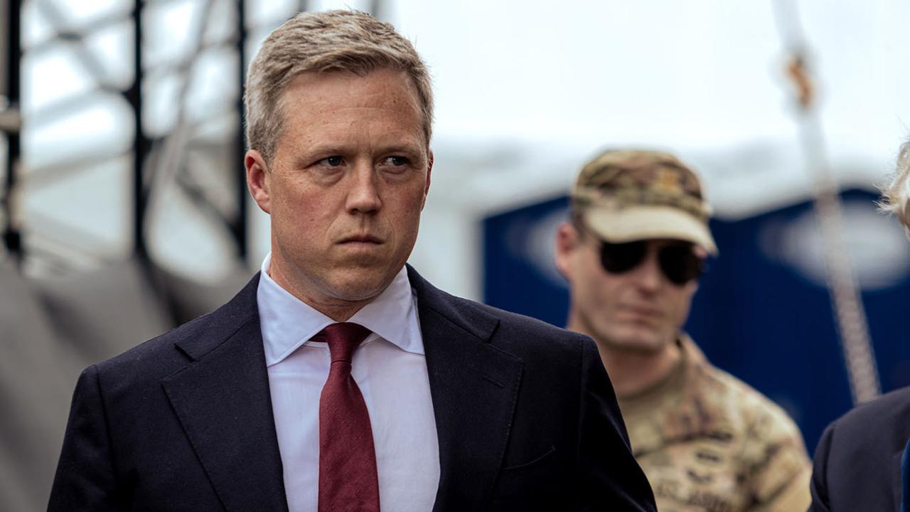 [彩虹]特朗普任命新乌克兰特使，强推“和平计划”
1. 🇺🇸美国陆军部长丹·