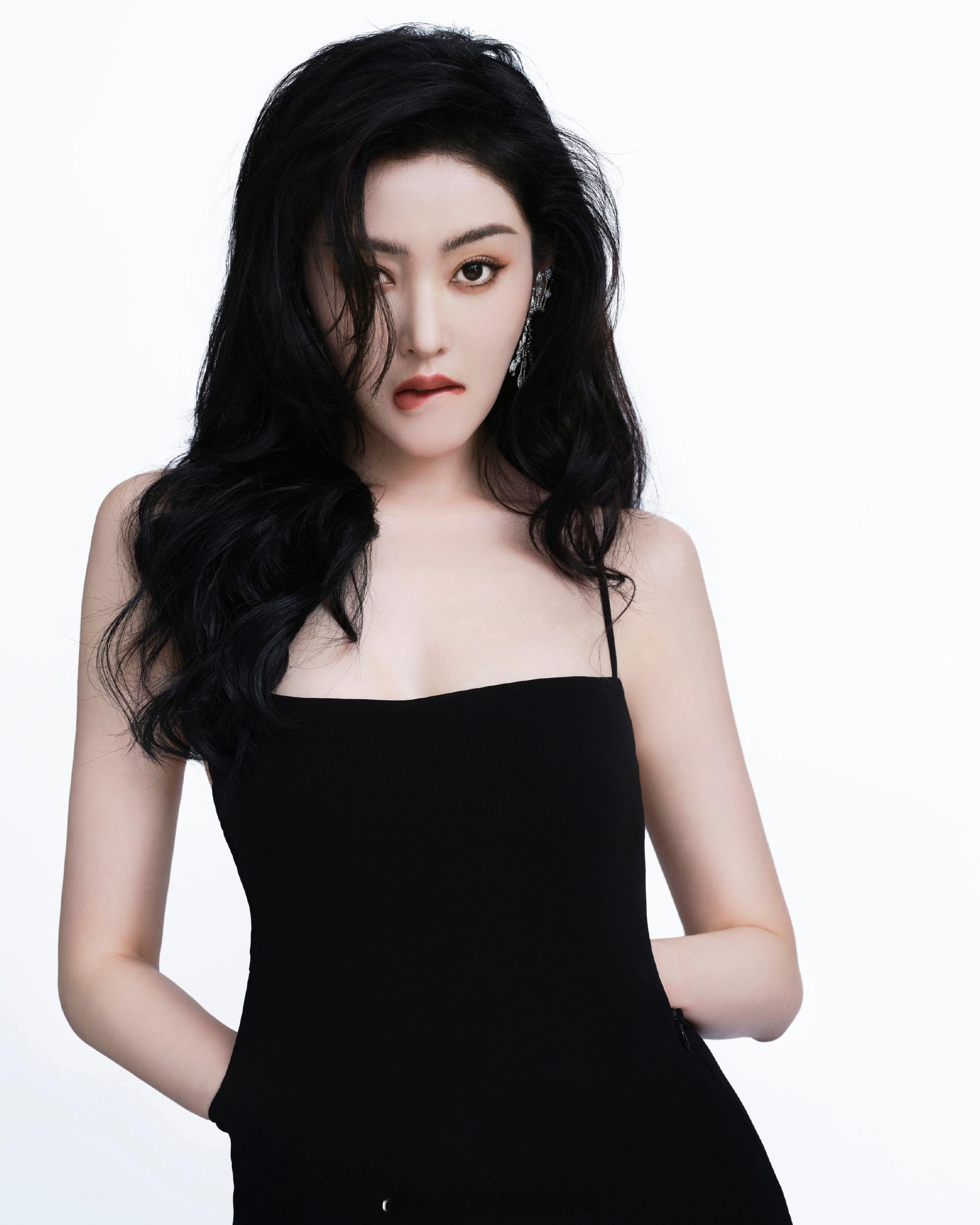 张天爱黑色吊带裙 