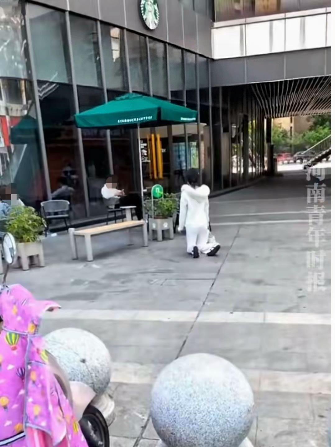 卑微到这地步了吗？大白天下跪。
在上海星巴克门口，有一女子光天化日之下竟然跪着，