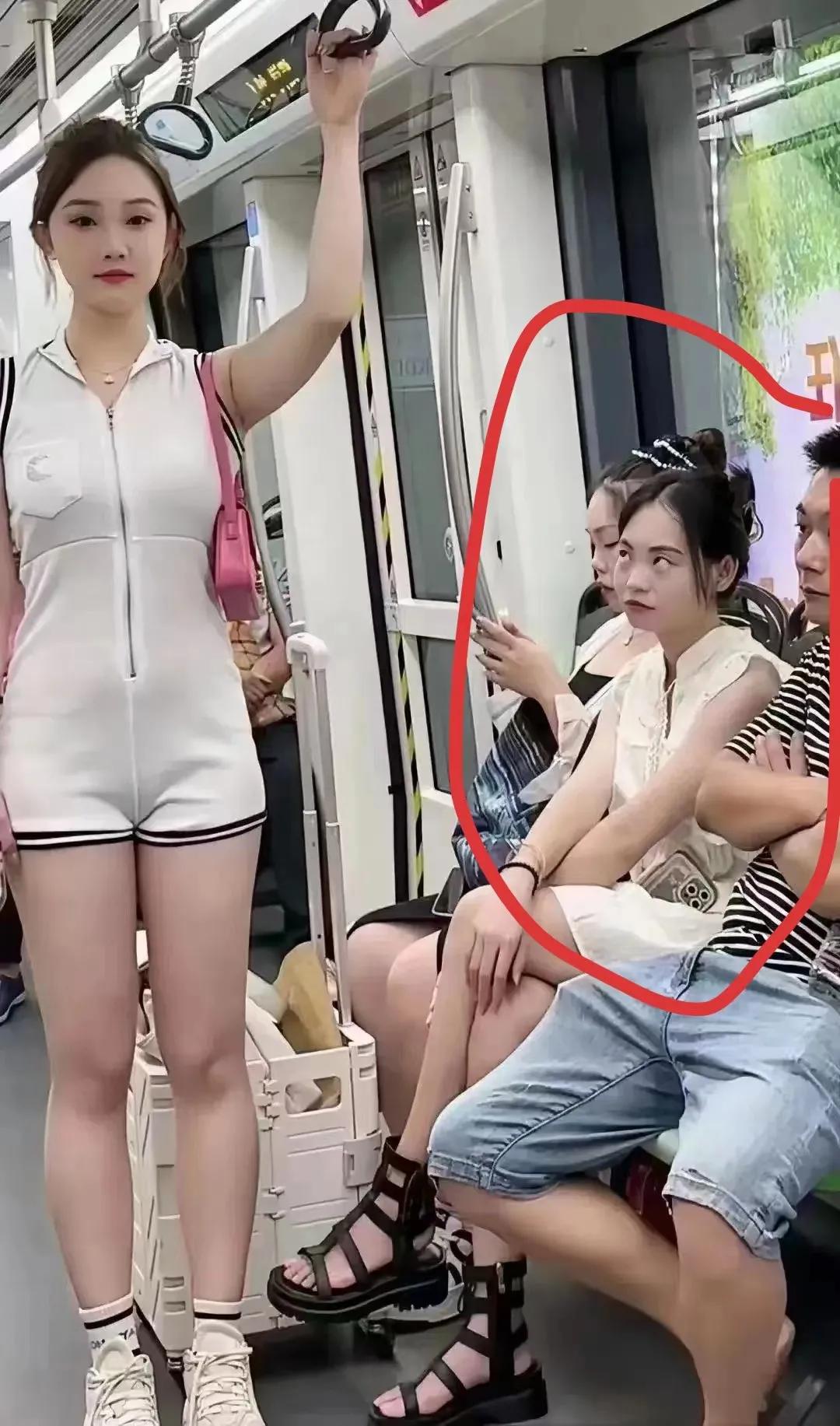 从座位上的美女眼神里我感受到有杀气[恐惧]