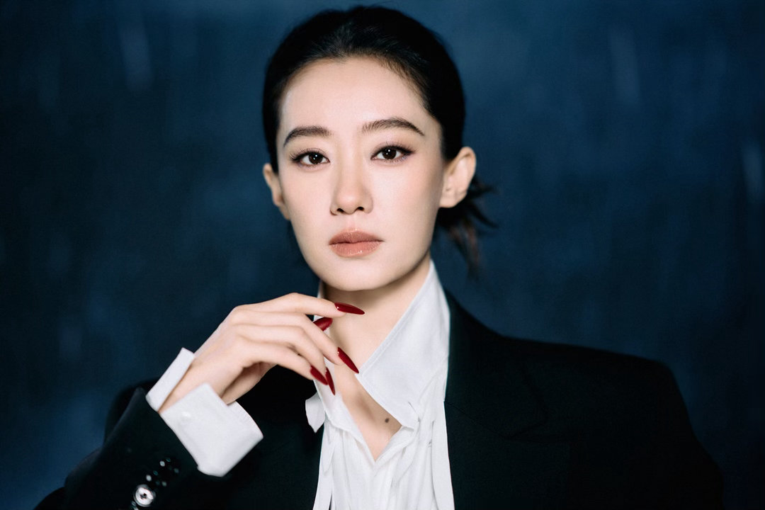 张小斐A了全场她的气质很奇妙，安静坐着的时候温和沉静，换上西装一抬眼，又能透出一