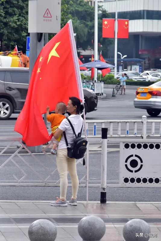 人的一生，谁最可靠？答案是国家与人民。国家就像一座坚固的堡垒，为人民遮风挡雨。在