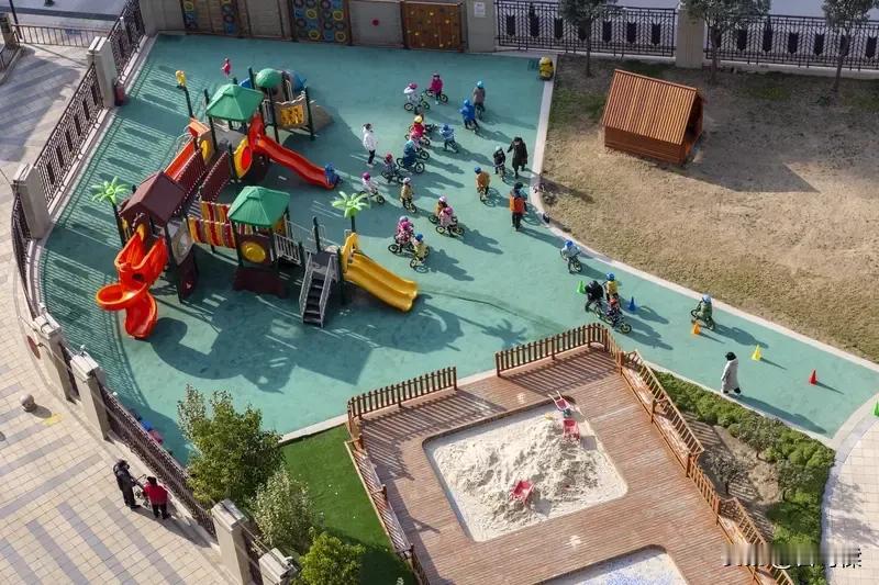 2025年秋季学期开始，公办幼儿园免除学前1年保教费。很多人不明白具体是怎么免除