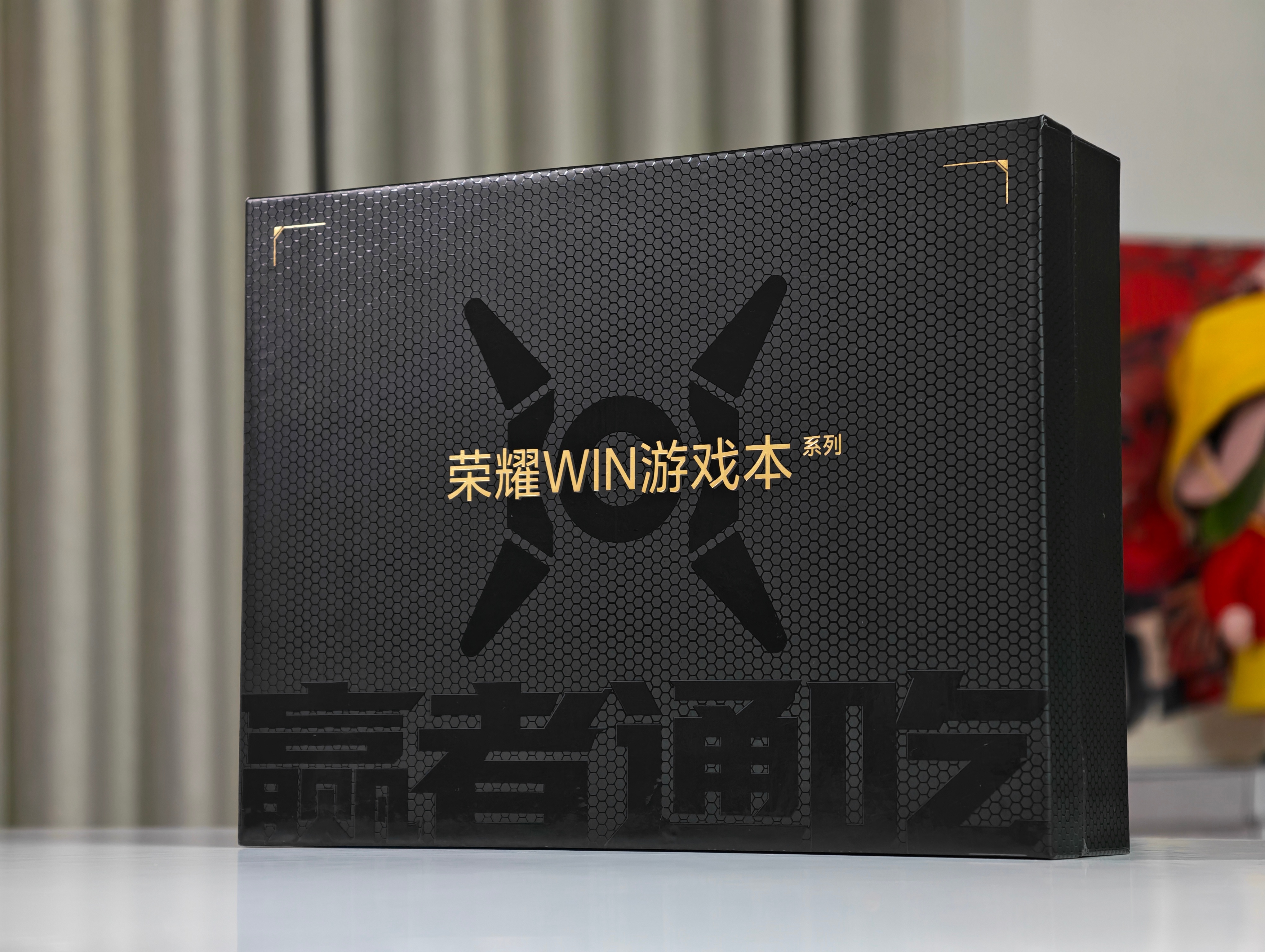 收到来自 荣耀WIN游戏本 的鼠鼠WIN赢包。有意思的是，零食包采用了急救包的造