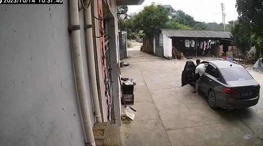 广西一男子看完监控后崩溃，妻子离家出走。来接她的人竟然是她的前男友。女子的丈夫看