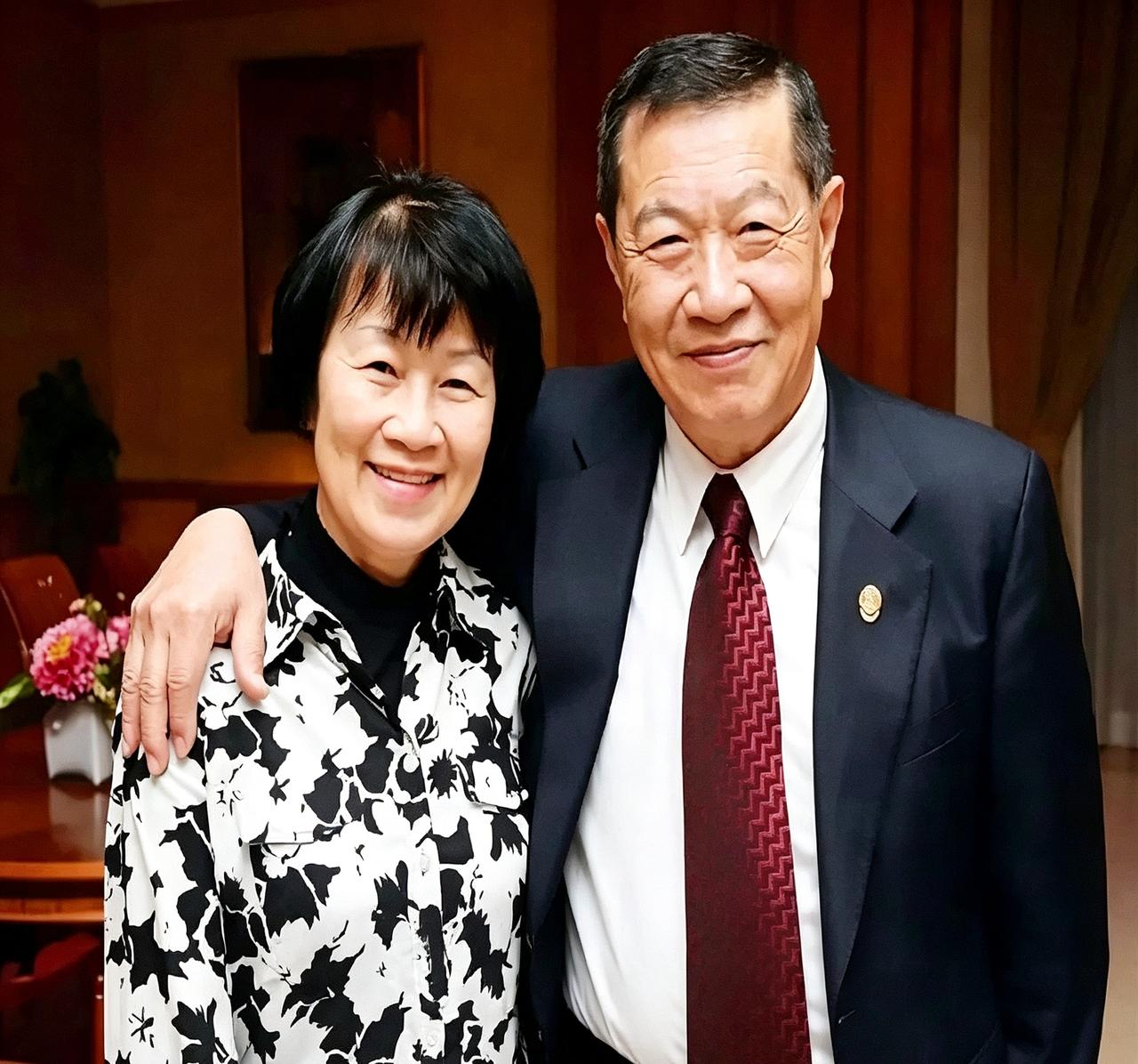 看李昌钰这两段婚姻真挺感慨。原配陪他苦了56年，走了才一年多，80岁的他就另娶了