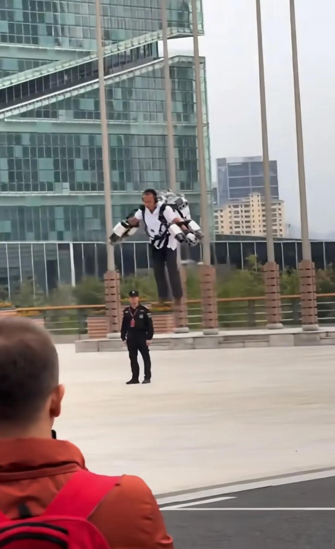 人不用坐飞机，真的可以飞起来的！

刚刚刷视频刷到一个人手上，戴了两个助推器，一