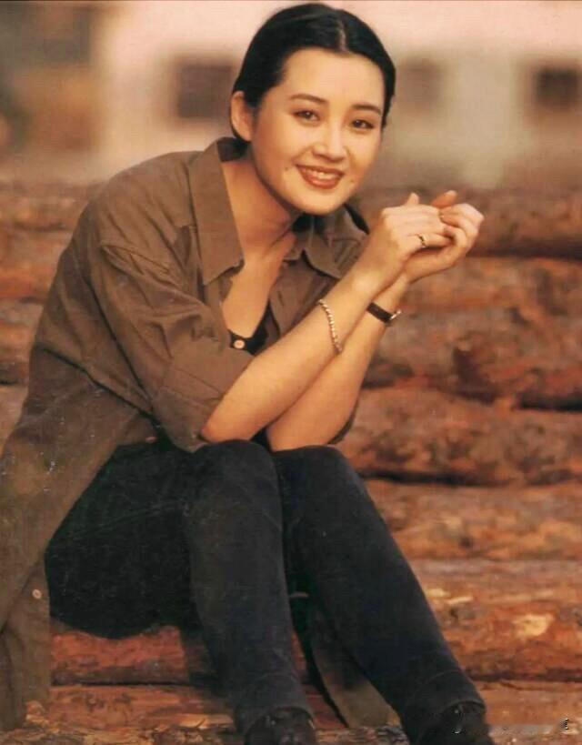 她天生就是行走的时尚衣架子，这么普通的一件长衫穿在她身上却美的不一样，无需刻意打