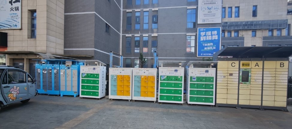 苏州一个商场门口居然有3个品牌的两轮电瓶车的换电柜，看来在两轮电动车领域，换电业