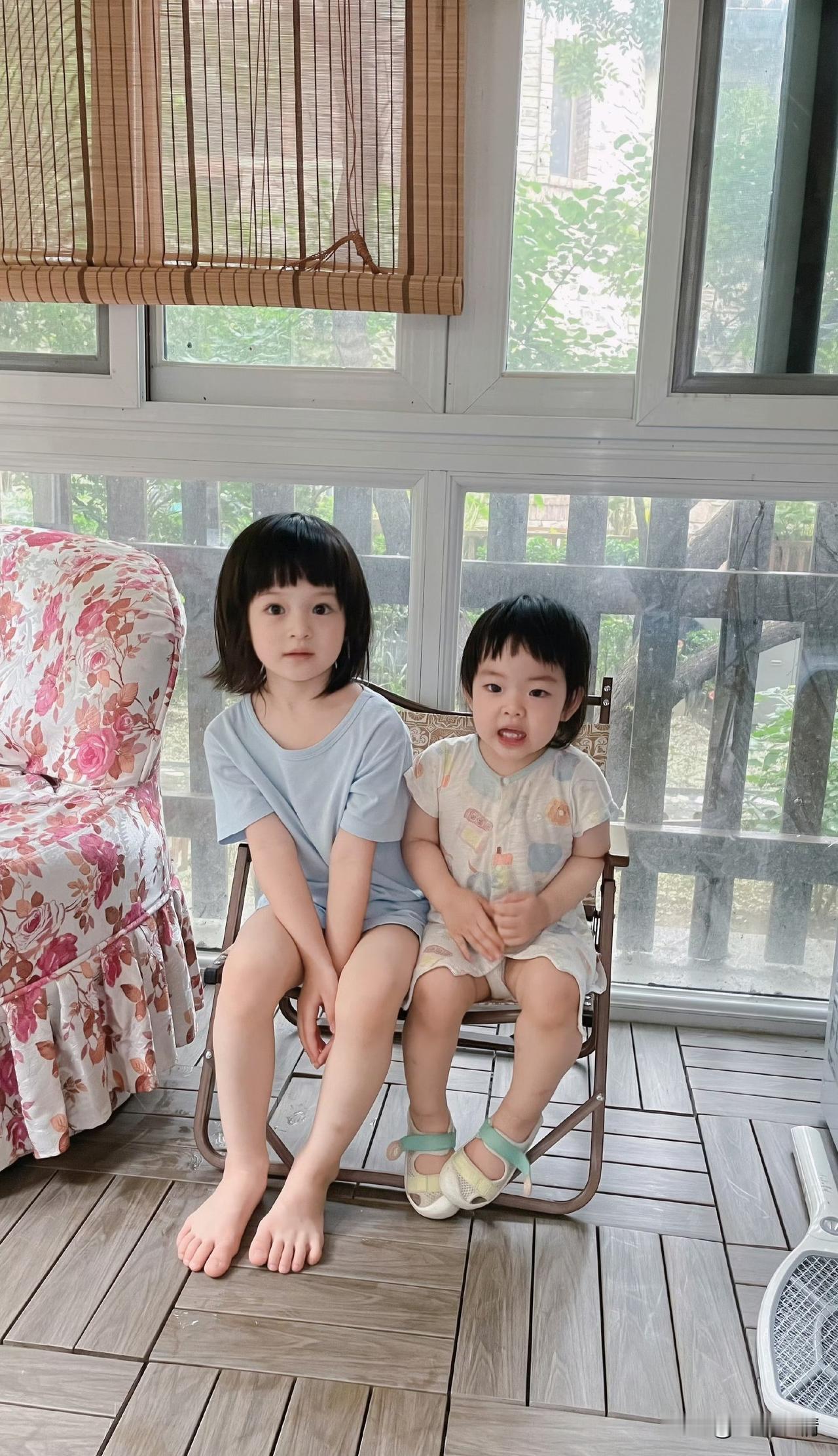 贾晓晨樊少皇两个女儿好可爱！
5月13日，贾晓晨晒出两个女儿兜兜和团团小时候的旧