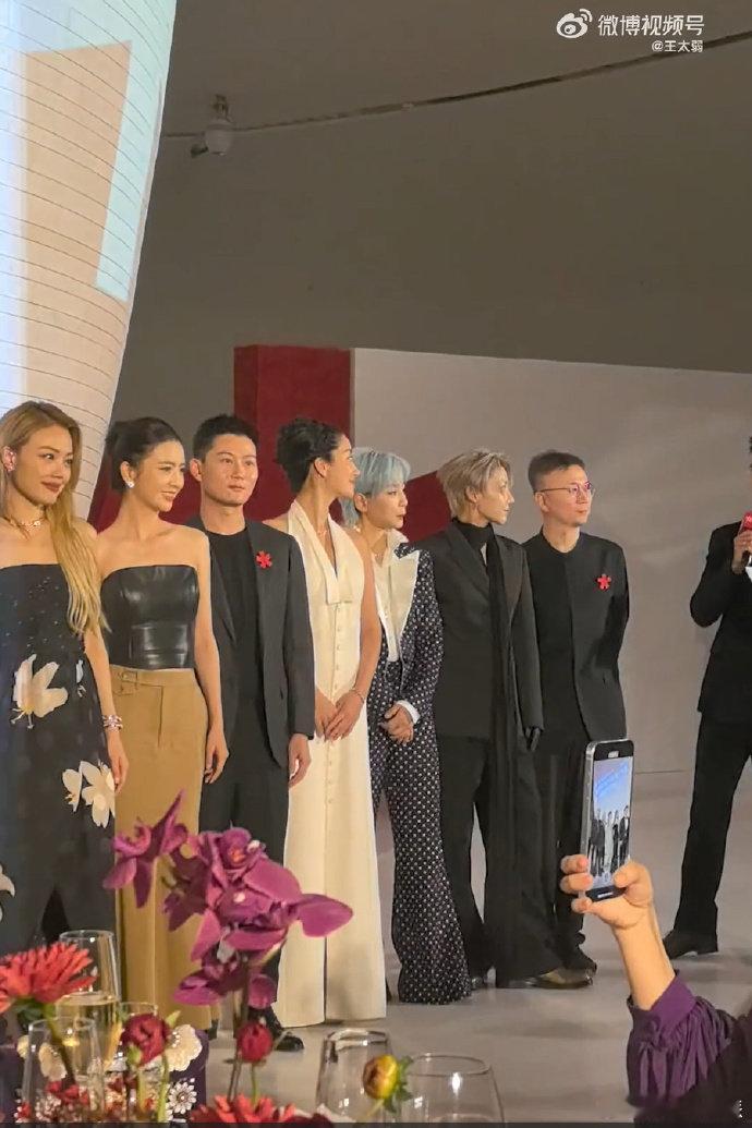 刘雨昕干杯干了个话筒 救命！刘雨昕这波操作太绝了！全场举杯欢庆，她举话筒凑数，还