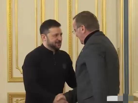 德国防长皮斯托里乌斯这次突访基辅，直接甩出了一张王炸牌——签下协议，要跟乌克兰联