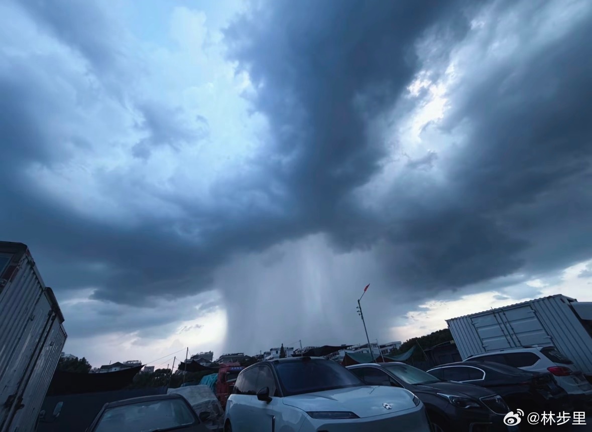 杭州出现罕见雨幡这个是叫做雨幡吗？前两天我们这也有。 