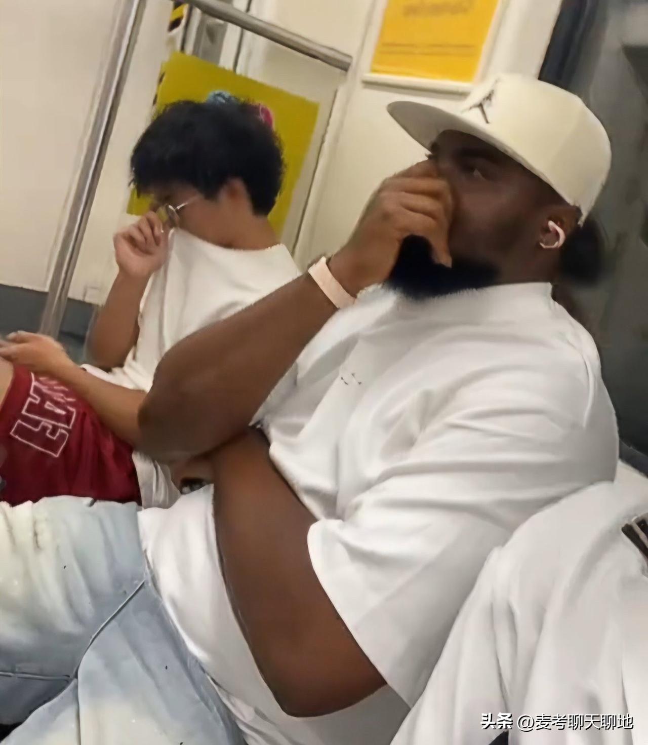 两位非洲男子发布一段在中国旅游的视频，显示他俩在一列火车上，旁边坐着一位中国年轻