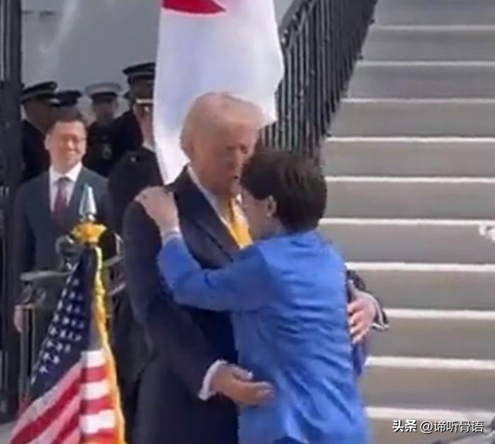 当高市小鸟依人般投入特朗普怀中，满脸娇羞的将头贴到他的肩头，小粉拳打在特朗普的肩