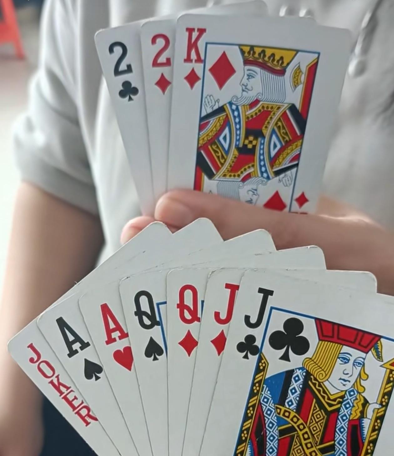 巧解残局。益智游戏，欢乐斗地主，规则有连有带，最多3带1，也可以3不带。下面牌的