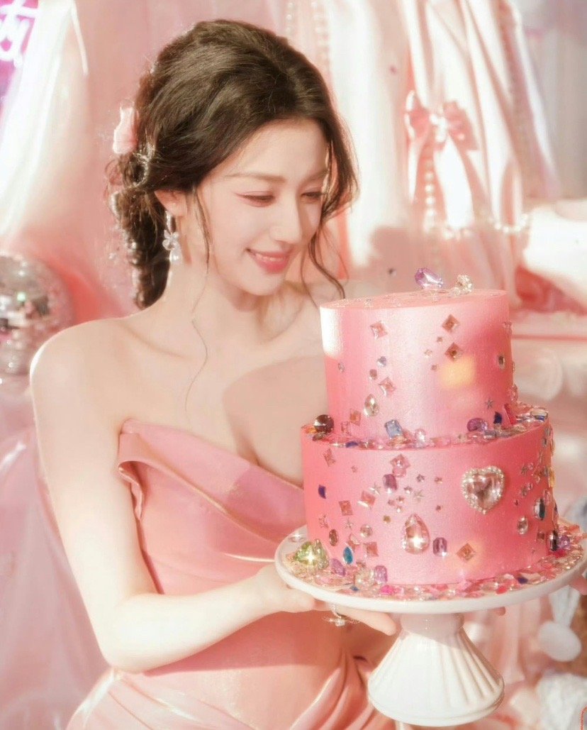 王楚然这身粉色抹胸裙也太绝了吧！缎面材质自带柔焦滤镜，搭配温柔的编发和耳饰，整个