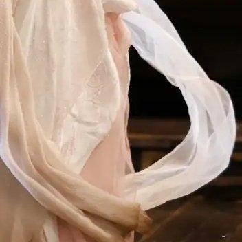 鞠婧祎、陈都灵、曾舜晞主演的《月麟绮纪》终于在观众的千呼万唤中上线与观众见面了，