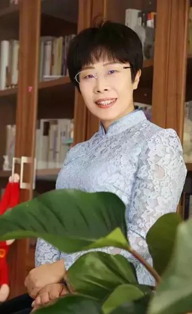 一次节目，主持人问蒙曼：“你这么有才，就没有人跟你表白过？”蒙曼立刻否认，接着一