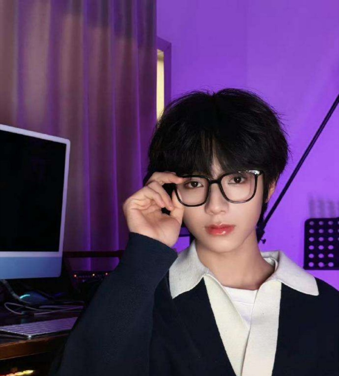 杨博文妈妈让私生挣点干净钱温柔的恳求，却是最沉重的控诉。追星的本质是守护，不是侵