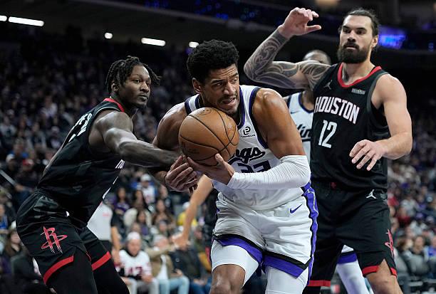 国王内线新秀迪伦-卡德威尔面对火箭在18分48秒的出场时间内投篮11中4，罚球4