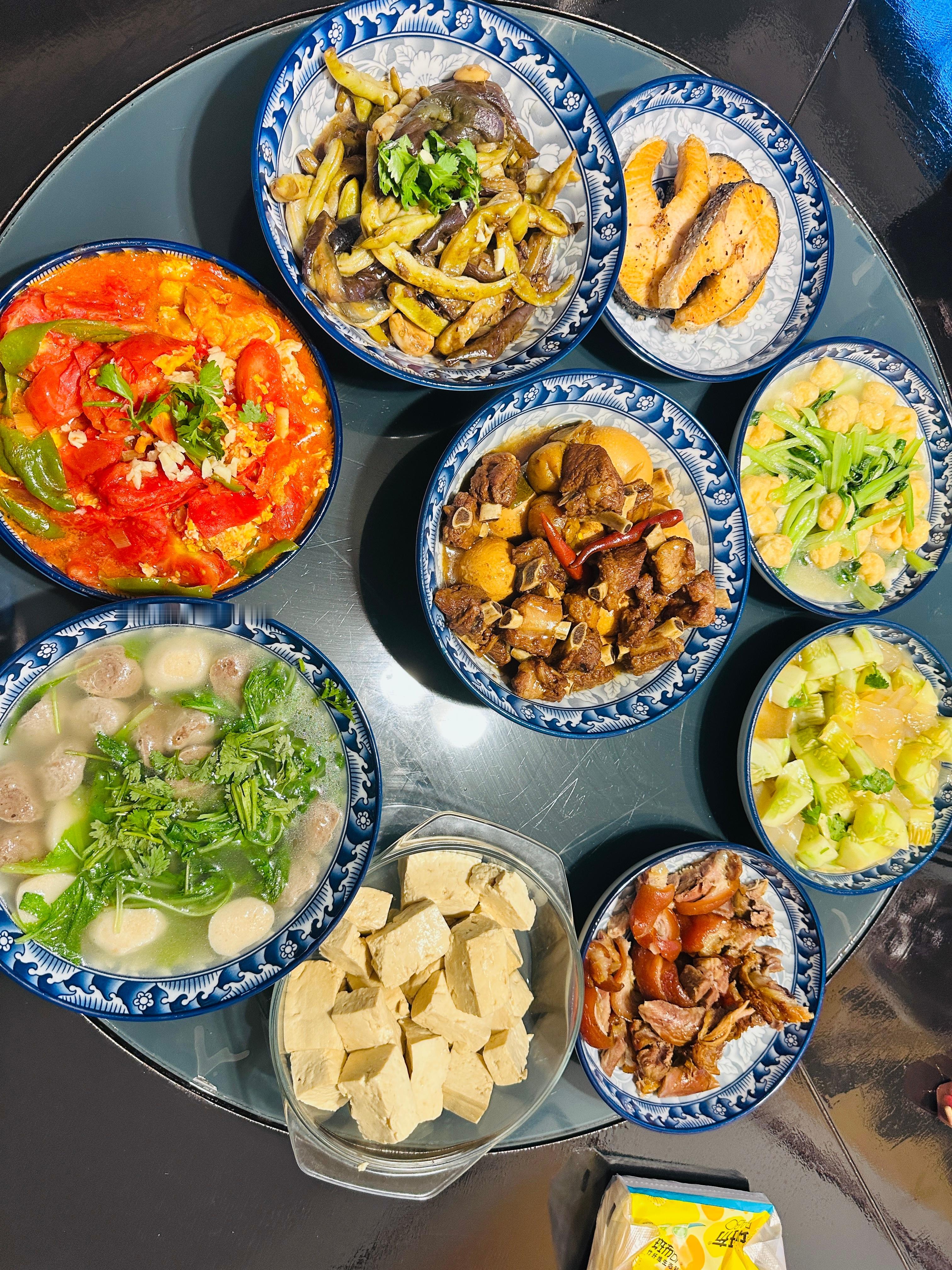晚上在闺蜜家吃的俩人喝了半斤汾酒泡的梅子酒没喝够最后找代驾回家的 