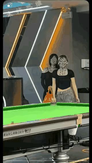 相信很多人看到了这两个美女，估计想抓一把糯米丢了过去[捂脸]这头上脸上都纹了一些
