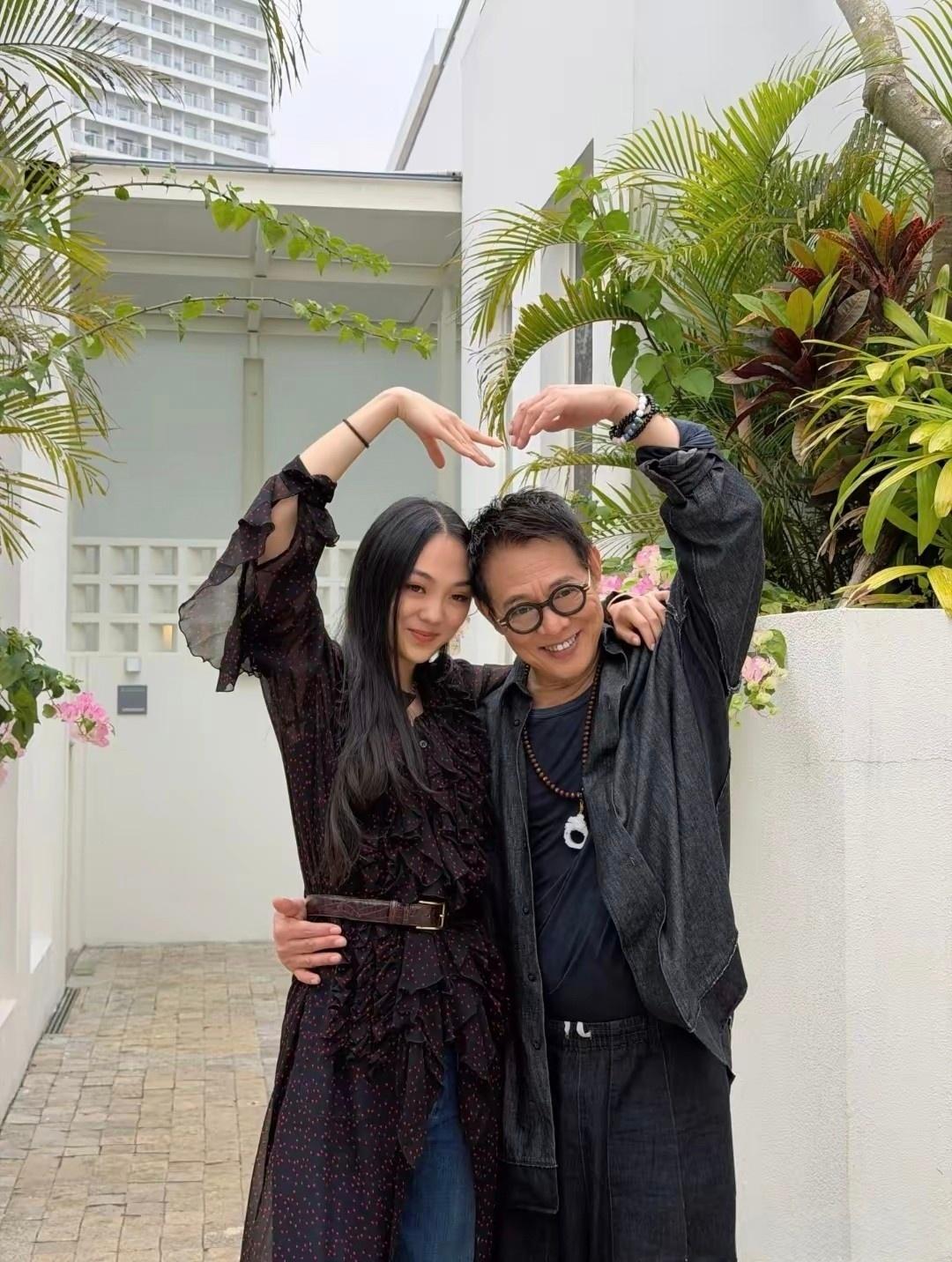 近日，62岁的功夫巨星李连杰在社交平台分享了一组与女儿的温馨合照，瞬间引发网友关