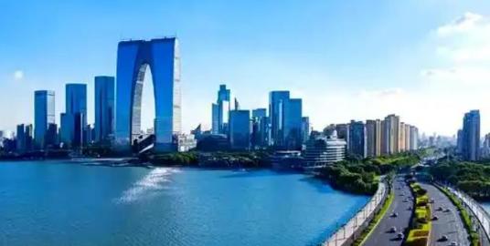 江苏GDP比浙江多1万亿，税收反而少142亿。
很多网友总把江浙两地放在一起对比