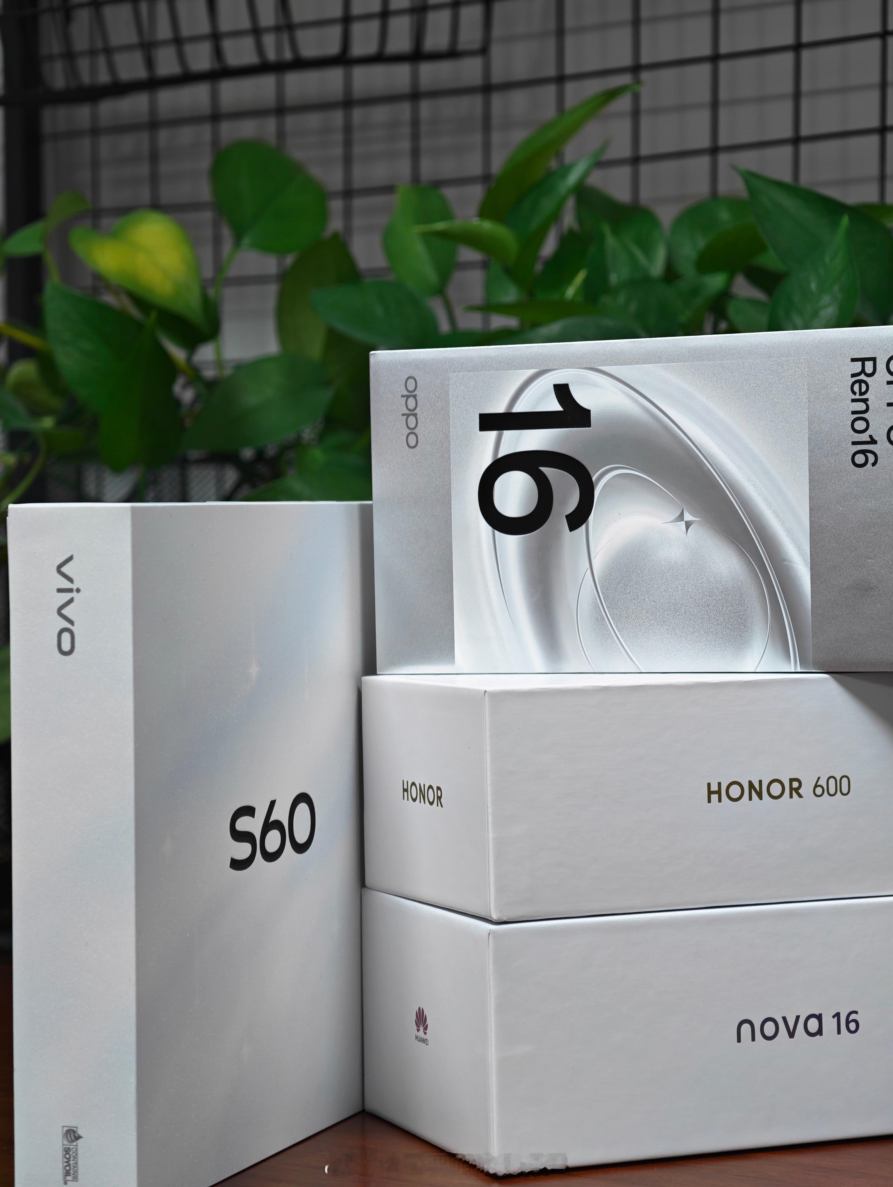 华为nova16、OPPO Reno16、vivo S60和荣耀600超级版四台