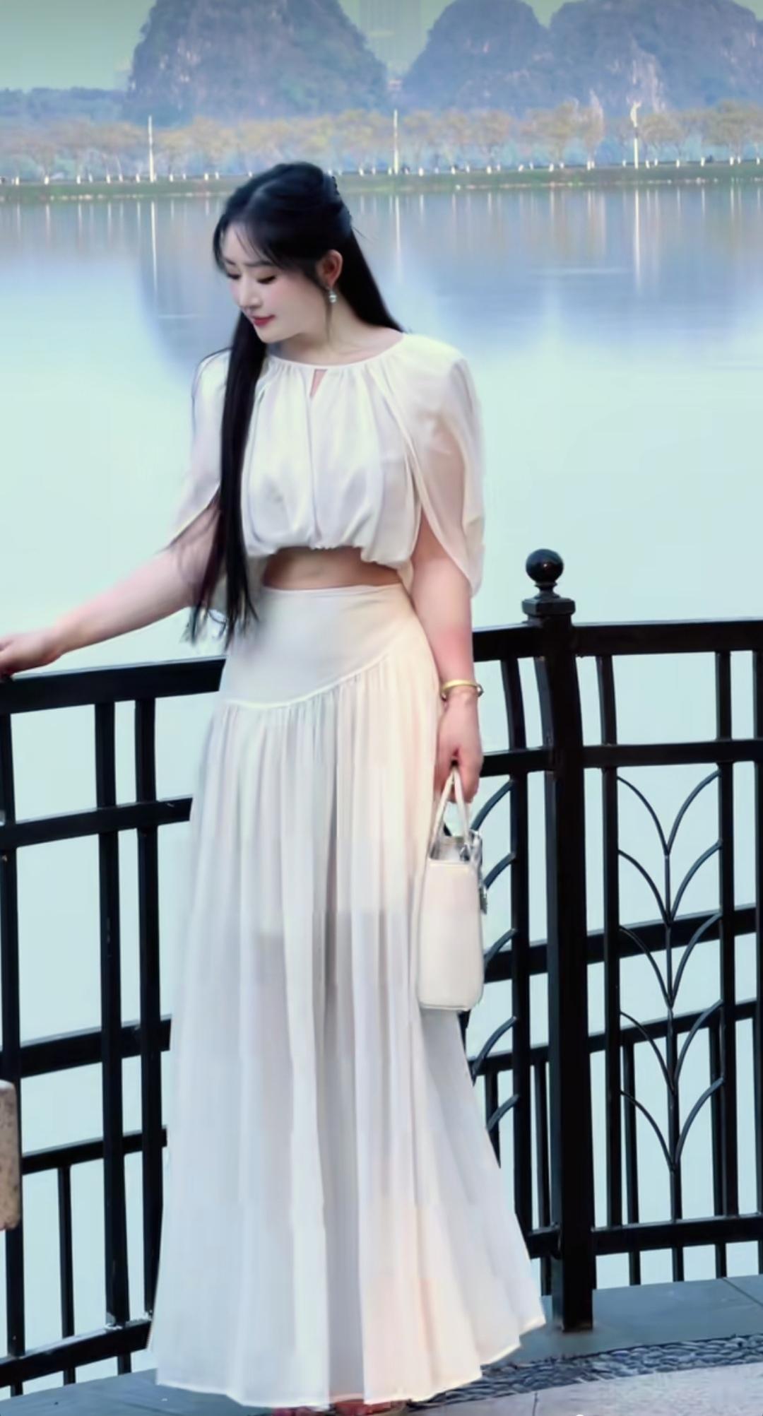 湖边倚栏眺望，婀娜多姿，宛如仙气飘飘的白衣女神。湖边美女照 美少女与美景分享