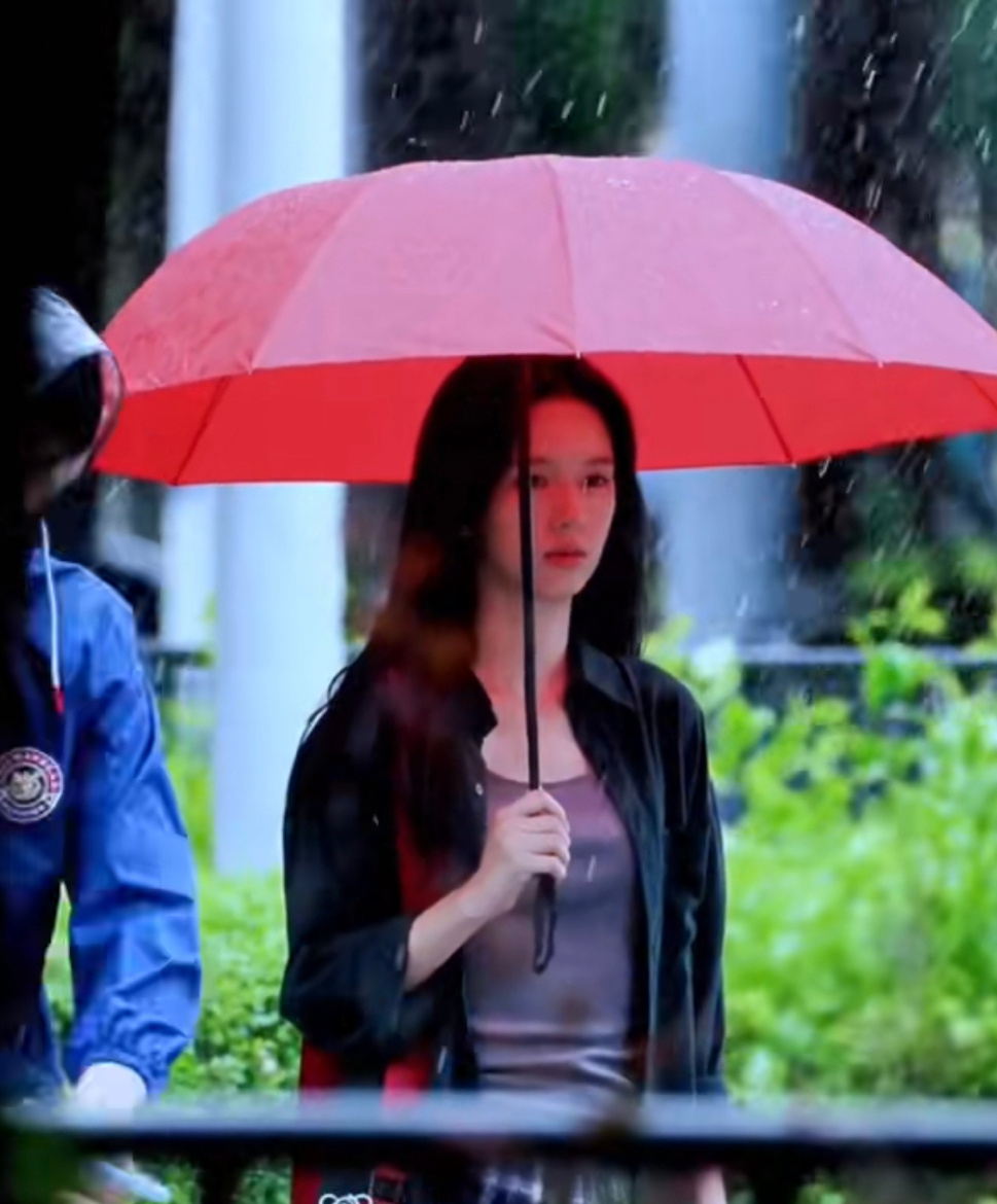 周也《潮热雨季未解之谜》雨中撑伞路透，伦敦未必有林诗兰忧郁！ 