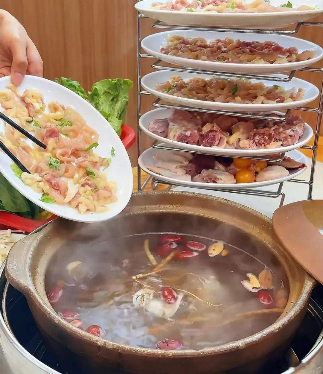 莫氏鸡煲公开秘方 莫氏鸡煲的核心秘方属于基本公布的状态。五指毛桃、土茯苓等七味岭