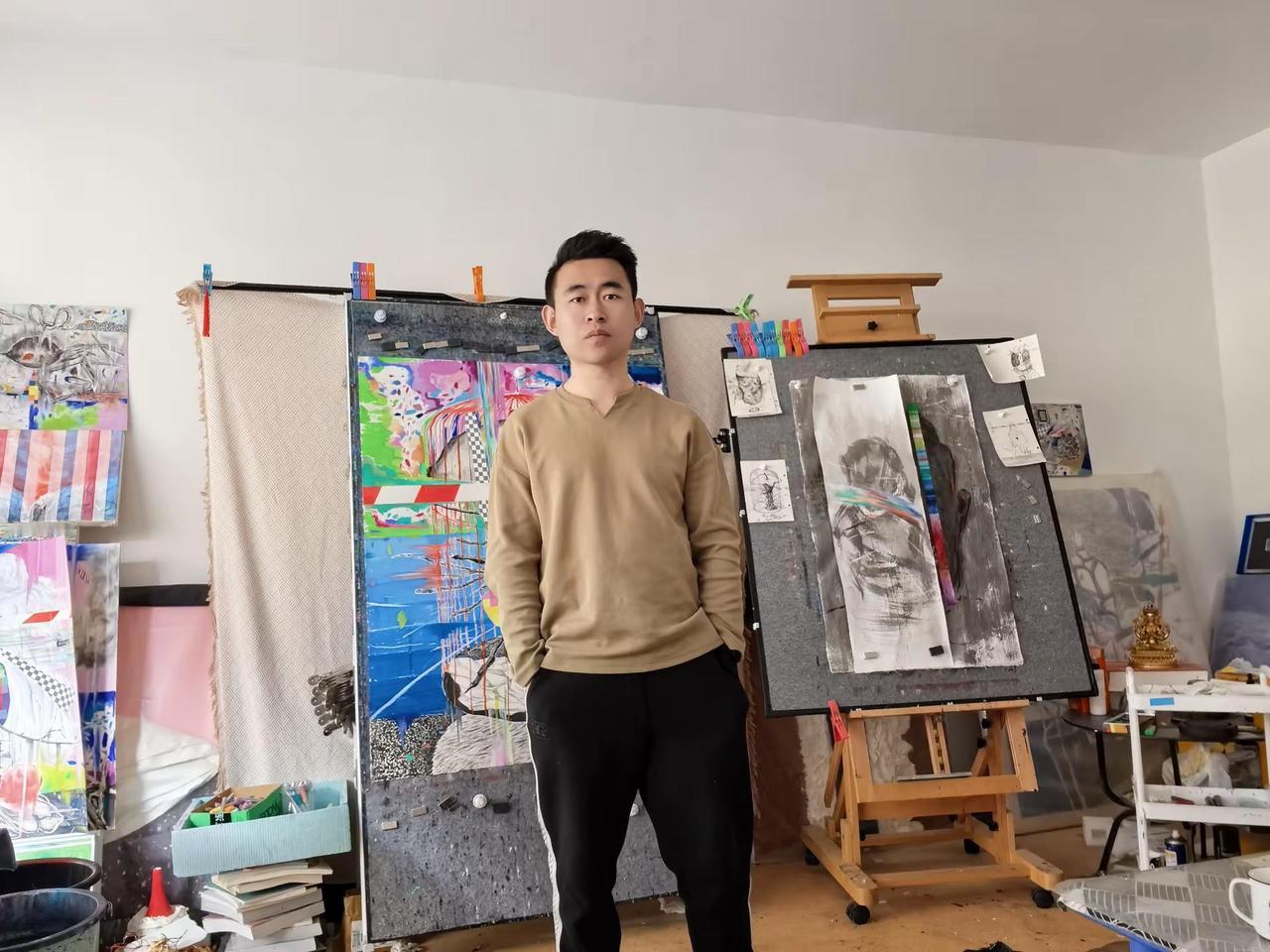 新作品前，《牢笼》系列艺术家 卢守辉 艺术家卢守辉