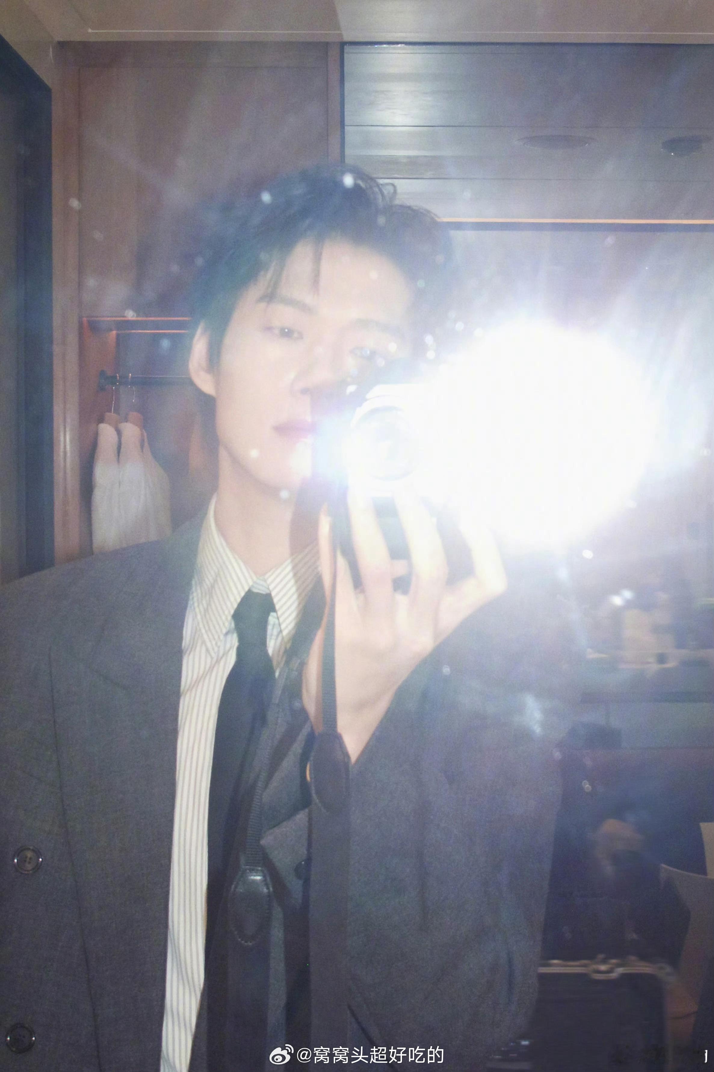 魏大勋爱奇艺尖叫之夜造型帅爆了西装勋