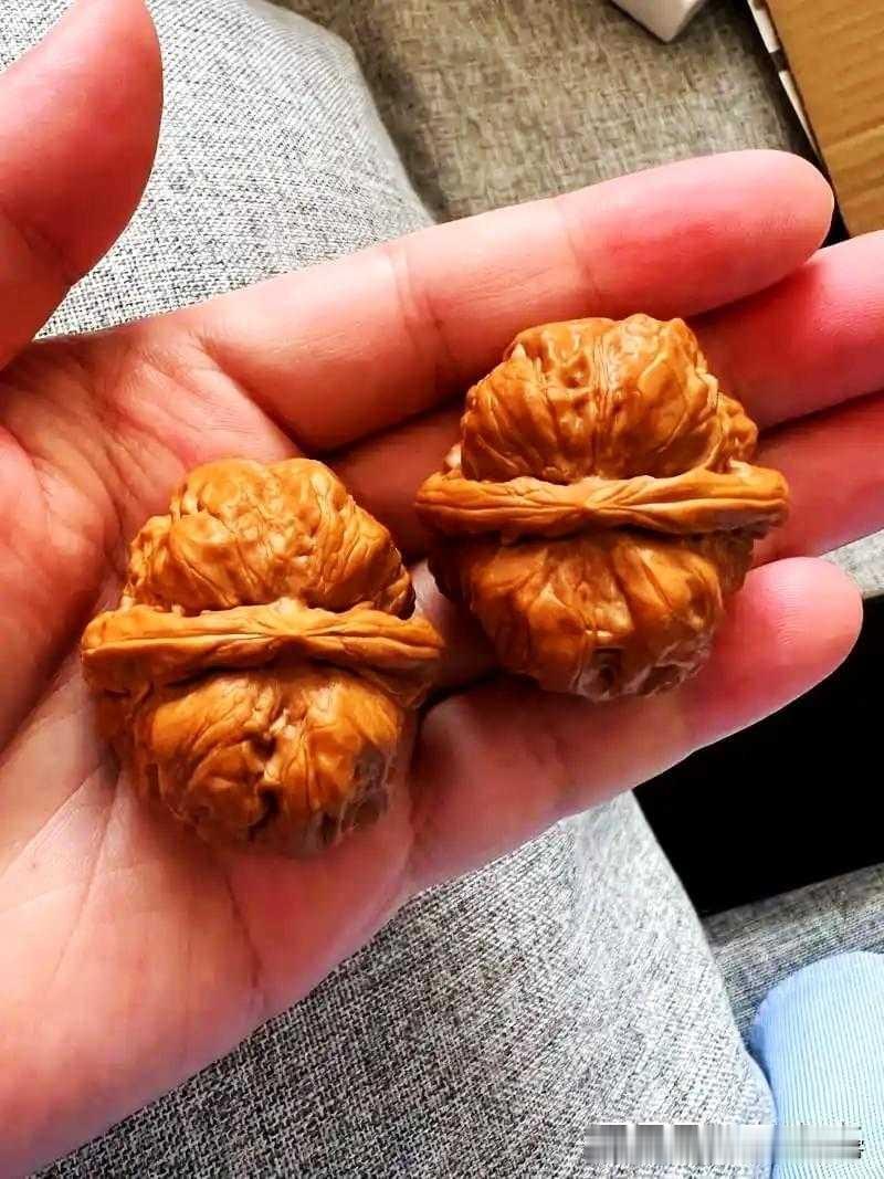 白酒文玩高价彩礼，这届年轻人不买单了
 
最近网上流行一句话，拒绝接盘一切被炒高