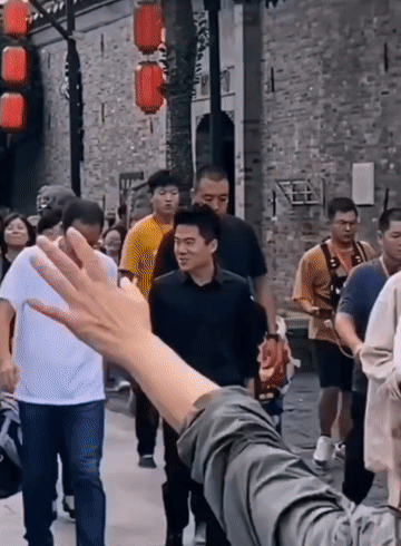 董宇辉会喜欢这样的女孩子吗？
这个女孩很主动，很热情，看见董宇辉就看见恋人一样，