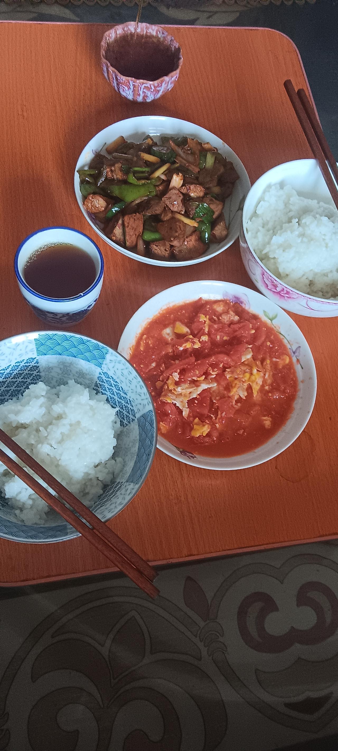 今日午饭是米饭，青椒洋葱炒肉，西红柿炒鸡蛋