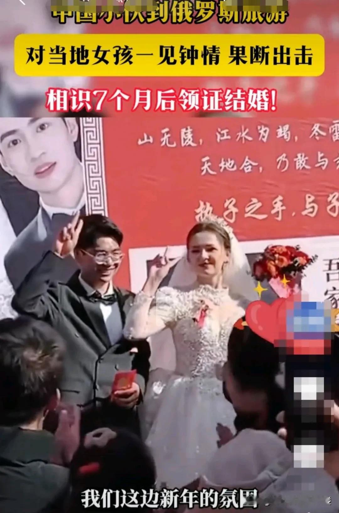 中国小伙到俄罗斯去旅游的时候，在街道上看到了一位俄罗斯美女，正在聚精会神的画画。