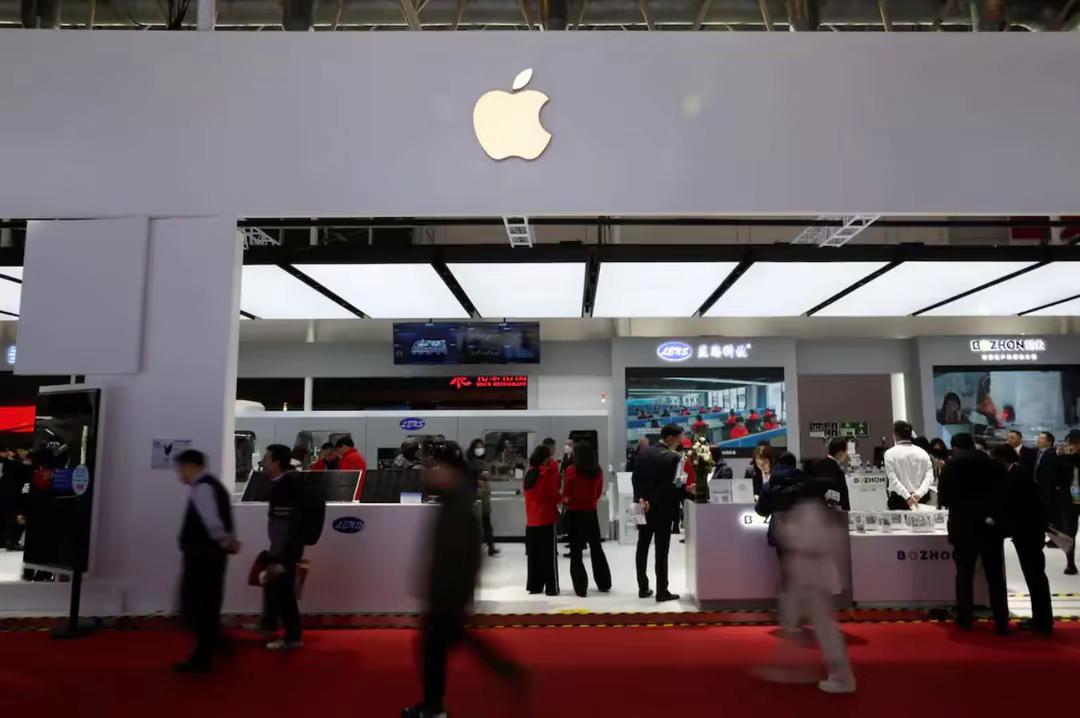 10月20日，55名中国消费者联名向国家市场监督管理总局举报苹果，认为苹果在中国