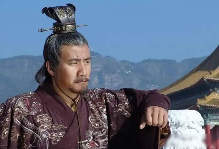 一天朱元璋想找理由杀了沈万三，指着猪蹄子问：“万三，这是什么菜？”沈万三当然知道