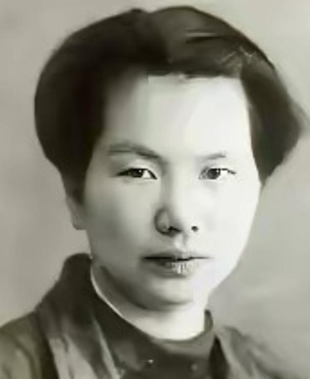 1950年，吴石被枪决，仆人林阿香被拖进审讯室，特务把枪拍在桌上，问她文件藏哪，