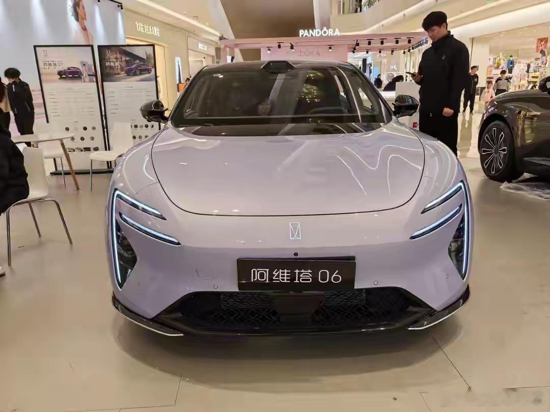 阿维塔06正式上市阿维塔06面向年轻消费者，强调设计感、智能化与豪华配置！主打“